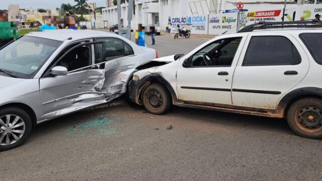 Colisão entre dois carros deixa três pessoas feridas e danifica semáforo em Catalão