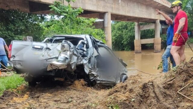 Dois homens morrem após caminhonete colidir com caminhão e cair de ponte e na GO-215, em Edealina