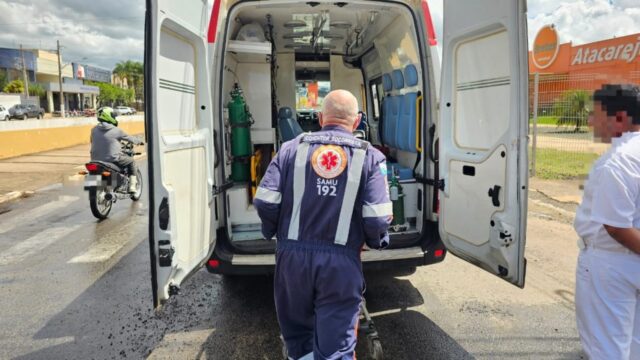 Colisão entre picape e moto deixa mulher ferida em Catalão