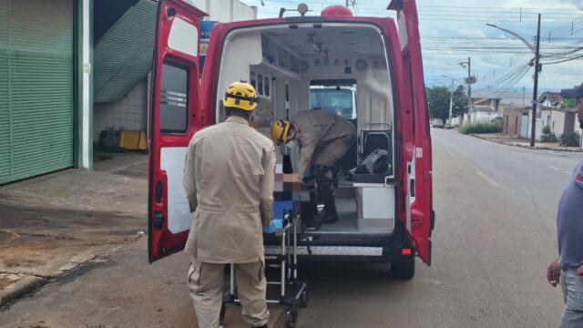 Jovem fica ferido após colisão entre carro e moto em Catalão; condutor foge após acidente