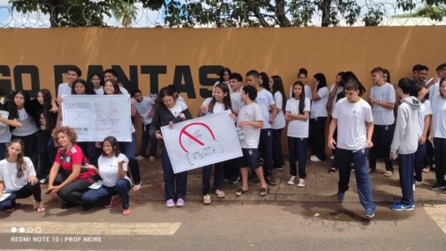 Alunos do nono ano do Colégio Maria das Dores Campos promovem ação de conscientização contra a Dengue em Catalão