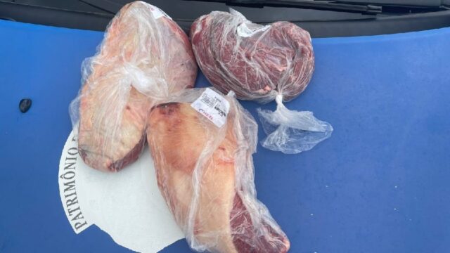 Homem é filmado furtando peças de carnes de supermercado em Pires do Rio
