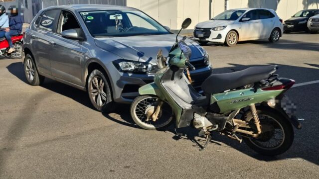 Homem fica ferido após colisão entre carro e moto em Catalão