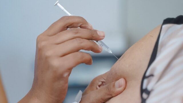 Governo de Goiás alerta população sobre importância de completar esquema vacinal contra monkeypox