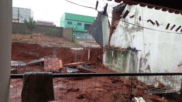 Alagamento de residência devido à queda de muro em Catalão mobiliza equipe dos bombeiros