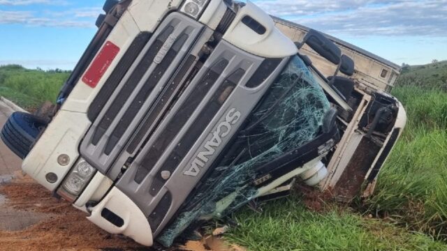 Motorista fica ferido após caminhão tombar na BR-050 em Campo Alegre de Goiás