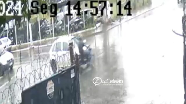 Câmera flagra colisão entre carro e moto e fuga de motorista em Catalão