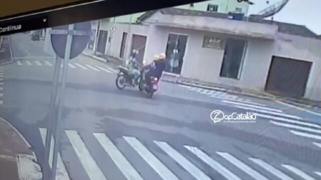 VÍDEO: Câmeras flagra imprudência de motociclista que causa grave acidente em Catalão
