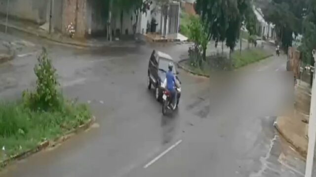 VÍDEO: Câmera de segurança registra colisão entre carro e moto em Catalão