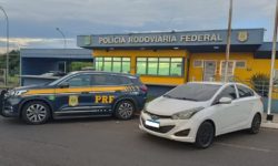 Dupla que roubava benefícios de vítimas é presa com documentos falsos, dinheiro e carro furtado na BR-050 Dupla que roubava benefícios de vítimas é presa com documentos falsos, dinheiro e carro furtado na BR-050