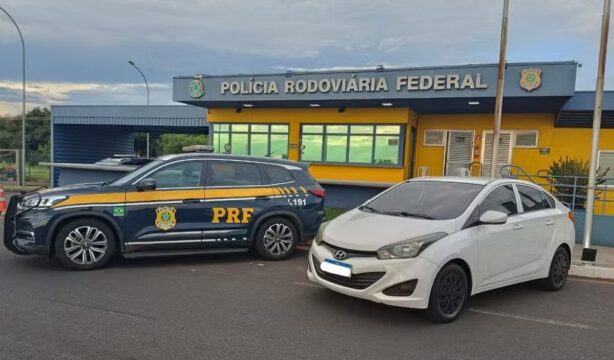 Dupla que roubava benefícios de vítimas é presa com documentos falsos, dinheiro e carro furtado na BR-050