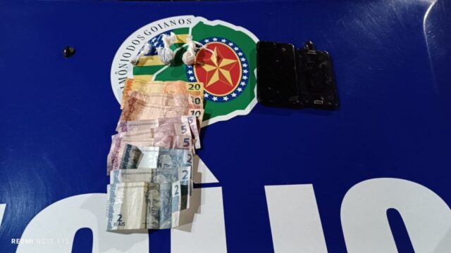 Dois juvenis são apreendidos pelo crime de tráfico de drogas na Vila Chaud, em Catalão