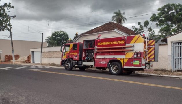 Corpo de Bombeiros combate princípio de incêndio em escritório na região central de Ipameri