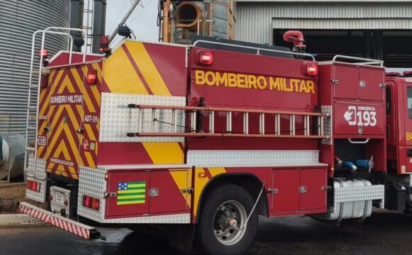 Corpo de Bombeiros combate incêndio em galpão de armazenamento de silo, em Campo Alegre de Goiás