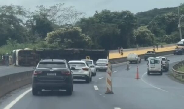 Carreta com grãos tomba e interdita BR-050 entre Araguari e Uberlândia