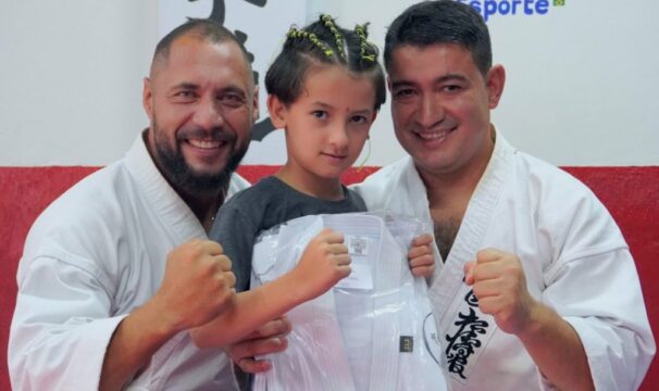 Doce Lar entrega kimonos para crianças e adolescentes do Projeto "Karatê Social"