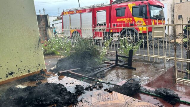 Corpo de Bombeiros atende ocorrência de incêndio em residência na Vila Chaud, em Catalão