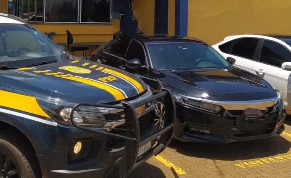Carro de luxo roubado há três anos é recuperado em rodovia de Uberlândia