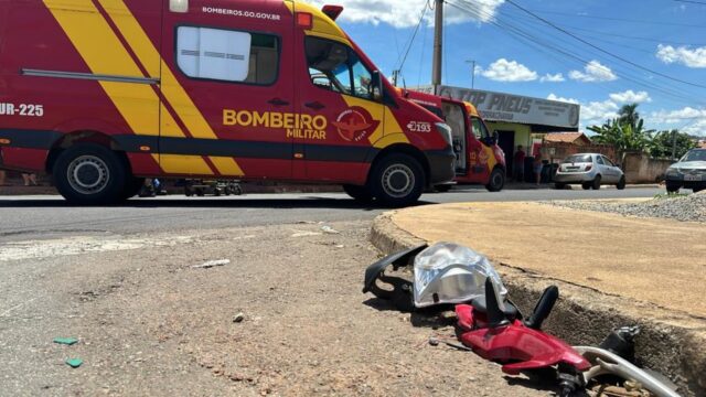 Motociclista desrespeita sinalização e colide contra moto na Vila Mutirão, em Catalão