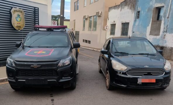 Duas pessoas são presas e um veículo com registro de furto apreendido no bairro Ipanema, em Catalão