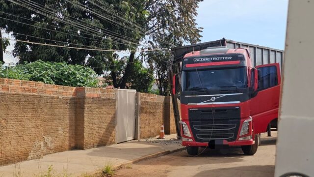 Caminhão colide em poste e deixa parte do bairro Pontal Norte sem energia elétrica em Catalão