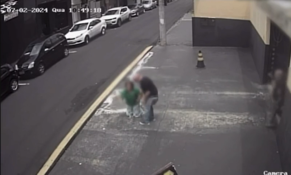 VÍDEO: Assaltante derruba idosa no chão ao puxar bolsa durante assalto no centro de Uberlândia