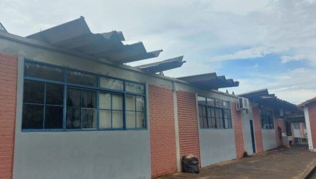 Tempestade e vendaval causam danos na Escola Estadual Abrahão André em Catalão; 40% do telhado foi danificado e salas ficaram alagadas