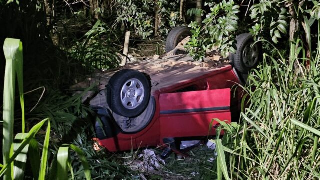 Carro capota no bairro Copacabana e deixa dois feridos em Catalão