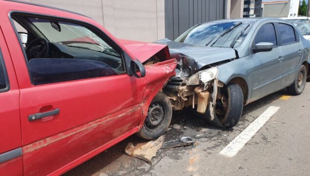 Carro na contramão atinge 4 veículos e causa acidente em Catalão; veja vídeo
