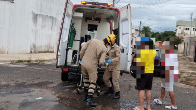 Colisão entre carro e moto no bairro Santa Terezinha deixa mulher ferida, em Catalão