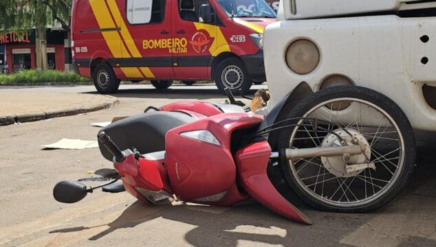 Acidente entre moto e caminhão deixa mulher ferida em Catalão