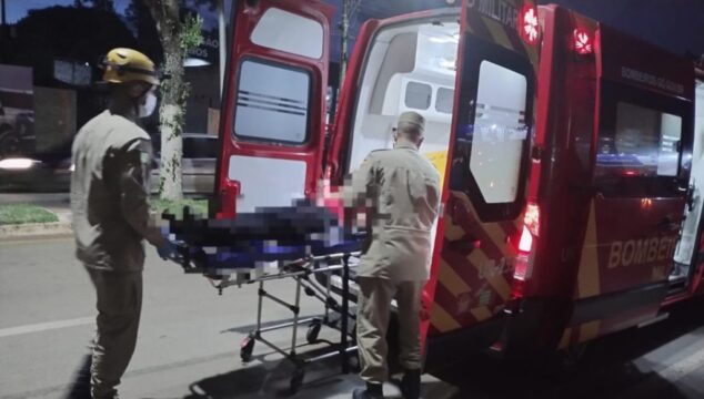 Homem fica ferido em colisão entre carro e moto em Catalão