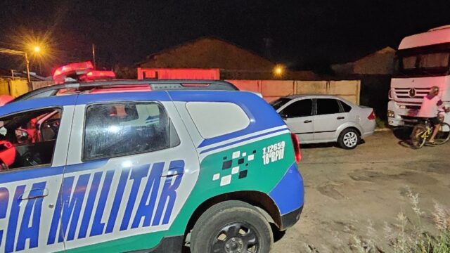 Carro colide em carreta estacionada e motorista foge, deixando veículo para trás em Catalão