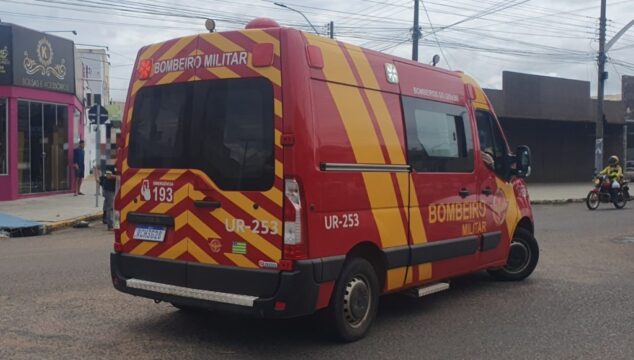 Jovem fica ferido após colisão entre carro e moto em Catalão