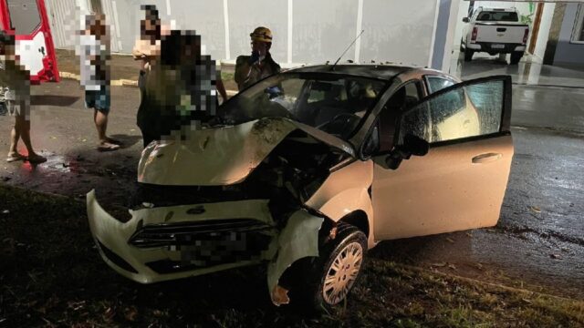 Mulher fica ferida após colidir carro contra árvore em avenida de Catalão