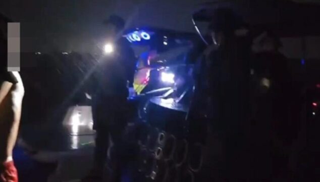 Caldas Novas: PM flagra carro de som dentro de embarcação durante festa irregular