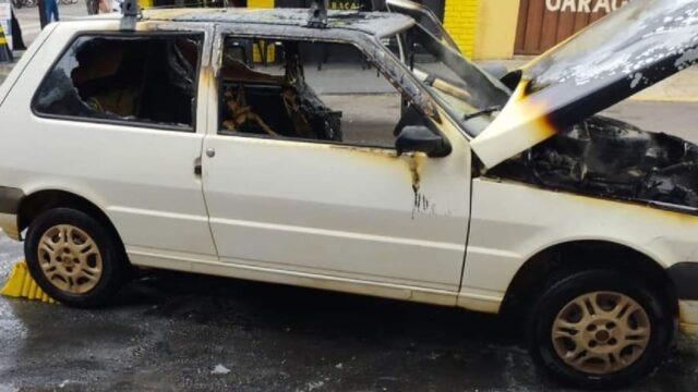 Veículo pega fogo no centro de Caldas Novas
