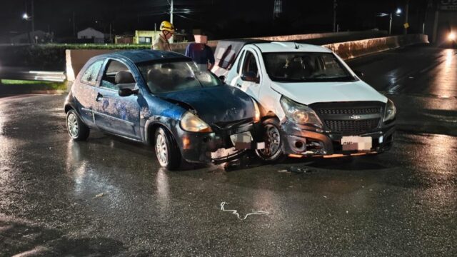 Motorista de carro foge após colisão em Catalão: passageira de picape fica ferida