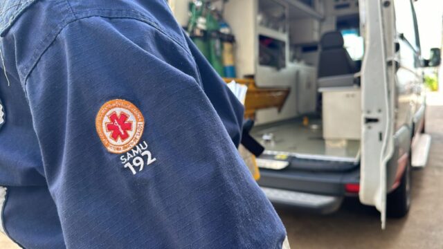 Motociclista fica ferida após colisão entre carro e moto no bairro Nossa Senhora de Fátima, em Catalão