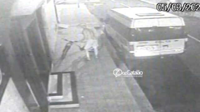 Câmeras de segurança flagram furto de bicicleta no centro de Ipameri, Goiás