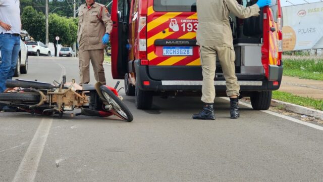 Motociclista fica ferida após bater contra lateral de veículo em Catalão