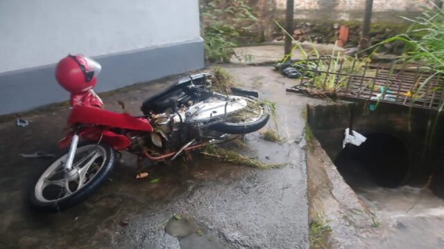 Em Caldas Novas: Mulher fica em estado grave após cair da moto é ser arrastada por enxurrada e cair em bueiro