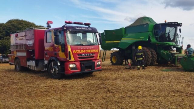 Corpo de Bombeiros combate incêndio em colheitadeira na zona rural de Ipameri