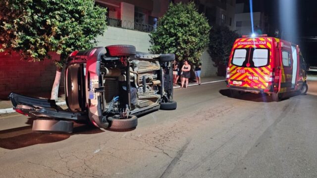 Mulher fica ferida após carro envolver-se em acidente e tombar em rua de Catalão, Goiás