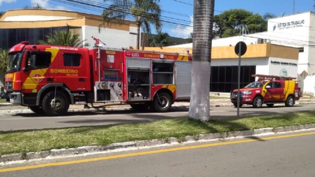Incêndio urbano é controlado pelas equipes do Corpo de Bombeiros na Biblioteca Digital no Centro de Catalão; VÍDEO