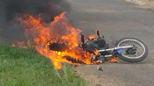 Mulher ateia fogo em moto após briga com companheiro em Ipameri