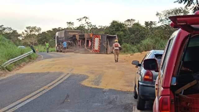 Caminhão tomba na GO 213 entre Ipameri e Caldas Novas, carga de soja espalhada na pista