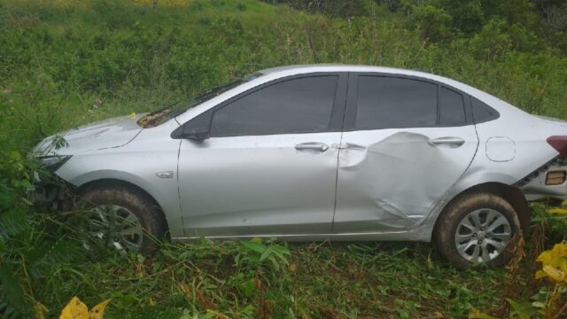 Veículo sai da pista e invade plantação de soja na GO-210 entre Catalão e Goiandira; condutor não é encontrado