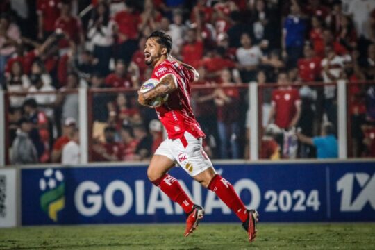 Vila Nova atropela a Aparecidense por 3 a 0 e se classifica para a final do Goianão 2024
