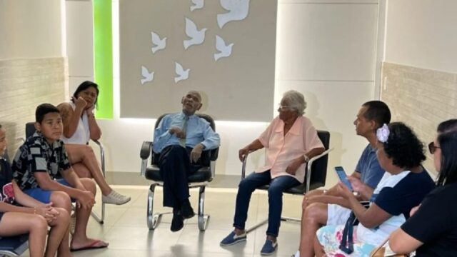 Adeus singular: carpinteiro é velado sentado em poltrona em Goiânia
